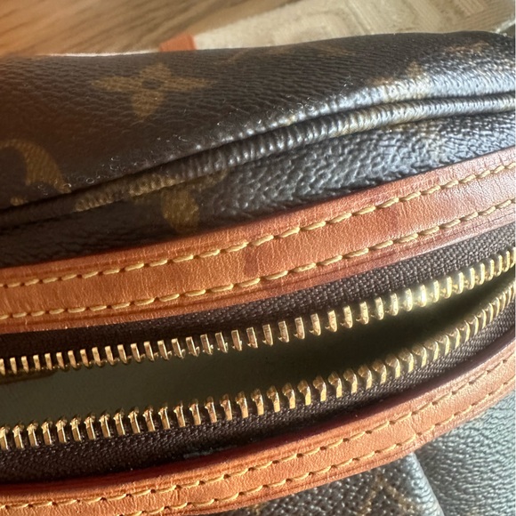 Louis Vuitton High Rise Crossbody bumbag EUC! - Picture 7 of 8